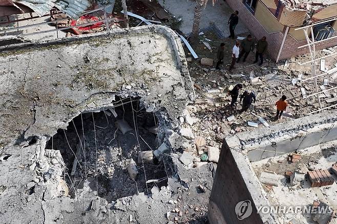 2일(현지시간) 미국 미사일 파편으로 피해를 입은 이란 남부 쿠헤스타크의 한 건물 [AP=연합뉴스. 재판매 및 DB 금지]