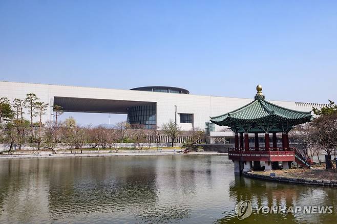 국립중앙박물관 거울못 국립중앙박물관 거울못
    (서울=연합뉴스) 임헌정 기자 = 2일 서울 용산구 국립중앙박물관 거울못. 2026.4.2 kane@yna.co.kr