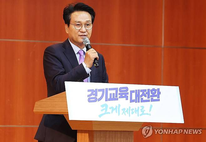 인사말 하는 안민석 경기도교육감 당선인 (수원=연합뉴스) 홍기원 기자 = 안민석 경기도교육감 당선인이 15일 경기도 수원시 팔달구 경기아트센터에서 열린 인수위원회 출범식에서 인사말을 하고 있다. 2026.6.15 xanadu@yna.co.kr