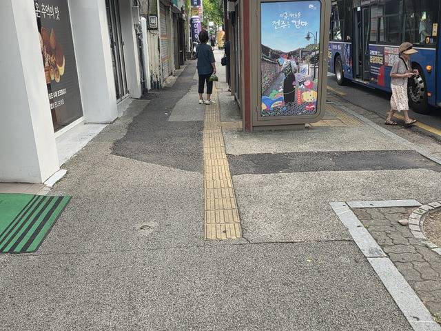 지난달 27일, 전주시 충경로 사거리에서 풍남문 사거리까지 팔달로의 보도를 직접 걸어본 결과, 정비 되지 못한 보도를 여러차례 볼 수 있었다. / 문준혁 인턴기자