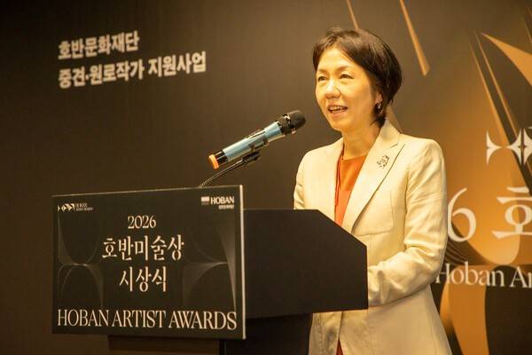 호반문화재단 '2026 호반미술상'을 수상한 이수경 작가가 3일 서울 종로구 세종문화회관 미술관에서 열린 시상식에 참석해 수상 소감을 말하고 있다.[출처=호반그룹]