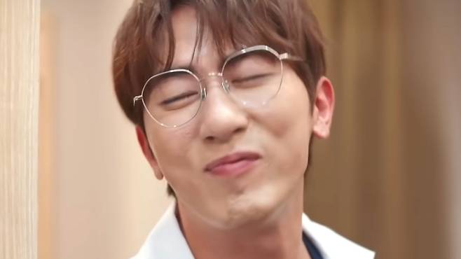 남성형 탈모는 전두부 모낭의 유전적 감수성에 의해 남성호르몬이 변환된 DHT의 작용으로 발생하며, 모발이식 후에도 기존 모발의 탈모를 막기 위해 의학적 근거를 갖춘 꾸준한 약물치료를 병행해야 한다|출처: 쿠팡플레이 '스마일클리닉' 캡처
