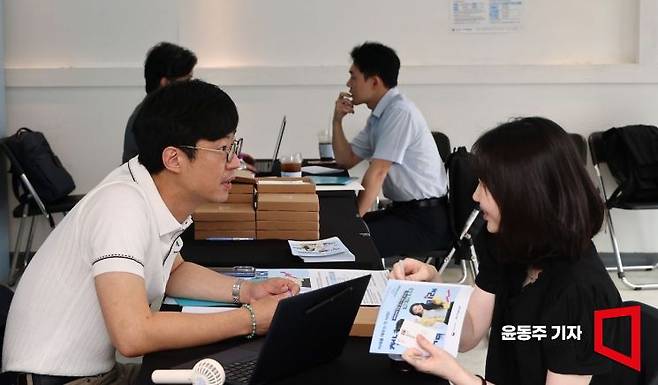한 청년이 상담을 받고 있는 모습. 윤동주 기자