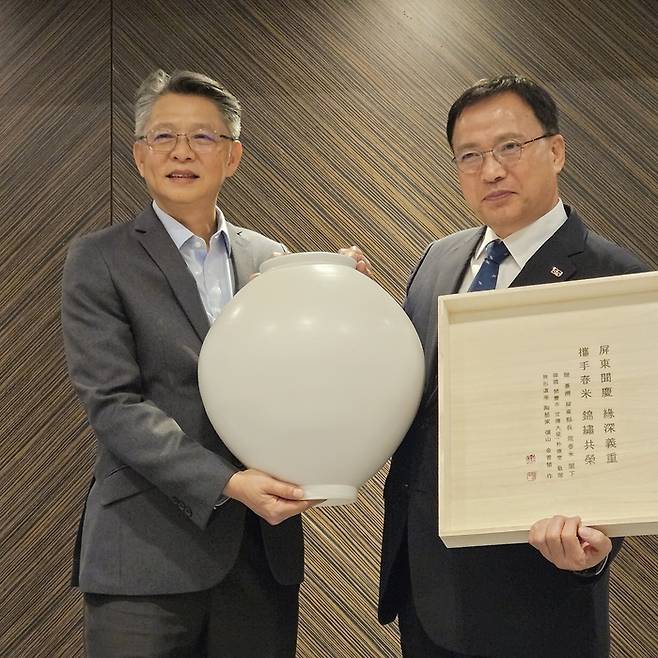 핑둥현 관광 홍보대사로 위촉된 박강섭 서울관광재단 이사장(우측)과 위촉장을 수여한 황궈웨이 교통관광처장(좌측)이 선물 교환에 나섰다.