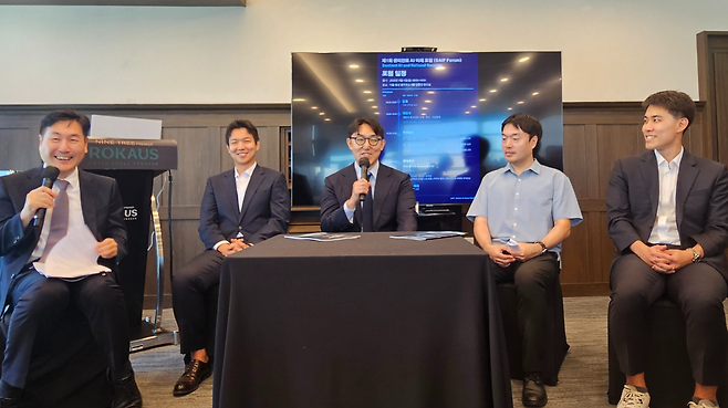 4일 오전 서울 용산 로카우스 호텔에서 열린 제1회 센티언트AI 포럼에서 좌장 김창익 KAIST 교수가 패널 토의를 진행하고 있다. (왼쪽부터)김창익 교수, 김재형 연세대 교수,  김영은 고려대 교수, 이동환·강익성 KAIST 교수.
