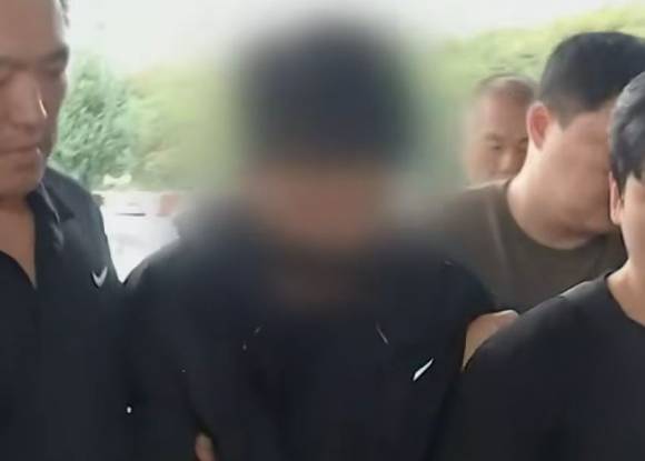 이혼 소송 중인 아내의 거처를 찾아가 흉기로 잔혹하게 살해한 30대 남편이 평소 500원 때문에도 폭력을 저질렀다는 유족 증언이 나왔다. 30대 남성 A씨가 경찰서로 이송되고 있다. [사진=JTBC 보도화면 캡처]