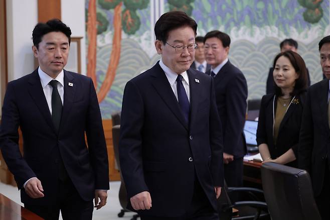 이재명 대통령이 지난 3일 청와대에서 열린 수석보좌관 회의에 입장하고 있다. 청와대사진기자단