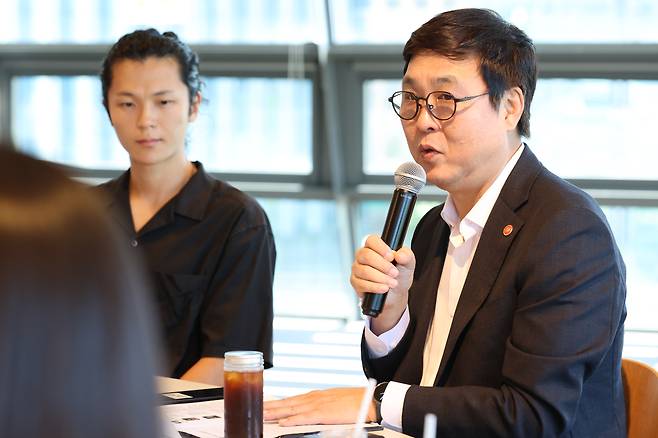 Minister of Culture, Sports and Tourism Chae Hwi-young speaks to young artists during a conference held at Arts Korea Lab office in Jongno District in central Seoul on Aug. 12. YONHAP