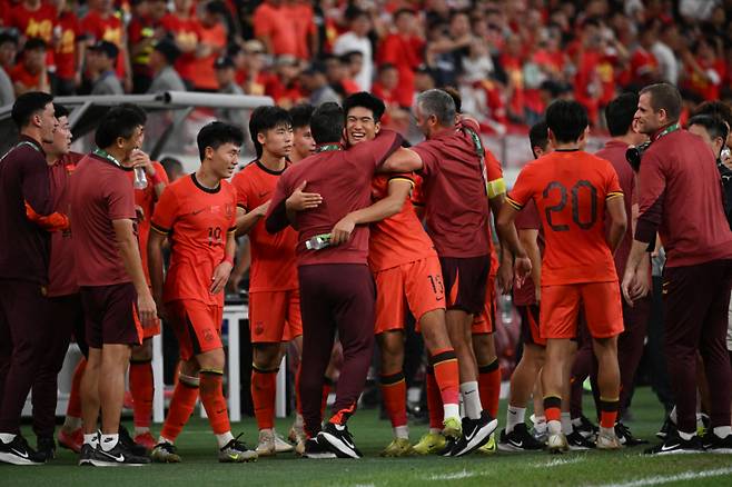 [시안=신화/뉴시스] 중국 23세 이하(U-23) 남자 축구 대표단이 9일(현지 시간) 중국 산시성 시안의 시안 스포츠 트레이닝 센터에서 열린 2026 아시아축구연맹(AFC) U-23 아시안컵 예선 D조 3차전 호주와의 경기를 마친 후 본선 진출에 환호하고 있다. 중국은 호주와 0-0으로 비겨 2승1무로 조 2위를 기록, 각 조 2위 중 가장 좋은 성적을 거둬 내년 1월 사우디아라비아에서 열리는 아시안컵 본선에 진출했다. 2025.09.10.