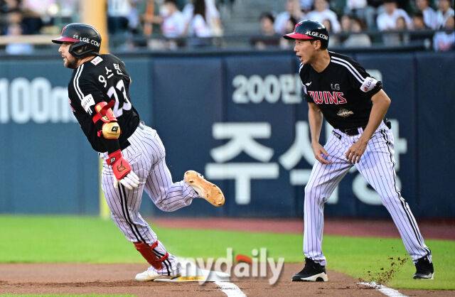 2026년 9월 3일 오후 서울 잠실구장에서 열린 '2026 신한 SOL KBO리그' LG 트윈스와 두산 베어스의 경기. LG 오스틴이 1회초 2사 후 2루타를 친 뒤 전력질주하고 있다./유진형 기자