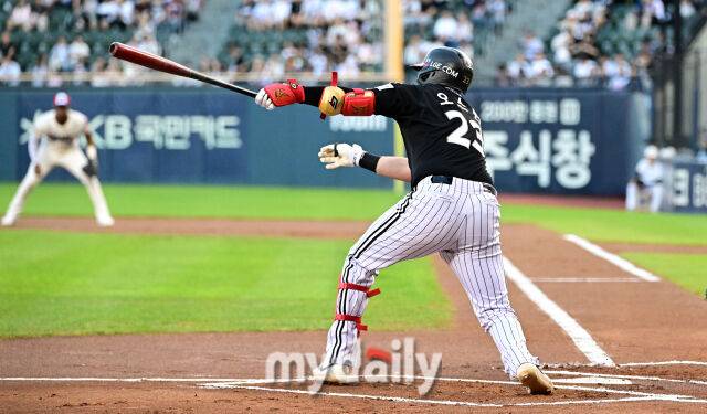 2026년 9월 3일 오후 서울 잠실구장에서 열린 '2026 신한 SOL KBO리그' LG 트윈스와 두산 베어스의 경기. LG 오스틴이 1회초 2사 후 2루타를 치고 있다./유진형 기자