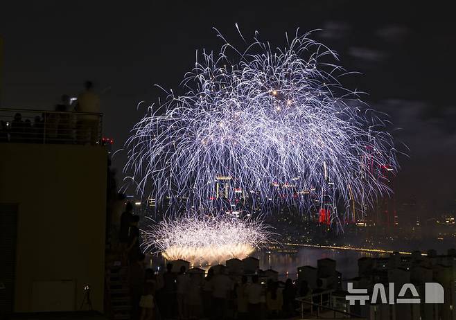 [서울=뉴시스] 김근수 기자 = 27일 오후 서울 여의도 한강공원 일원에서 2025 서울세계불꽃축제가 열리고 있다. 2025.09.27. ks@newsis.com