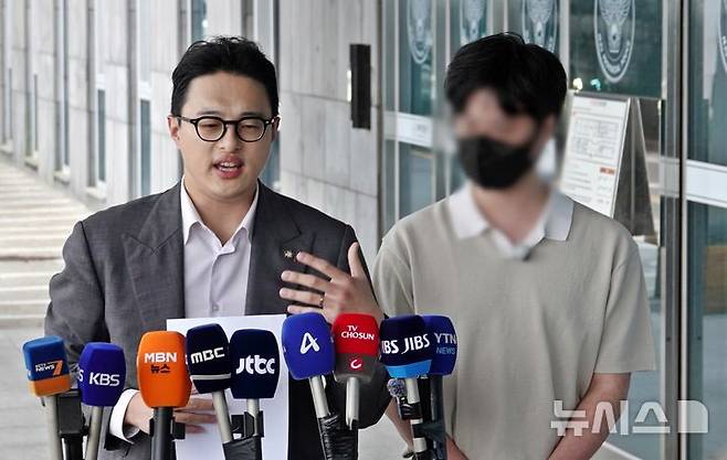 [제주=뉴시스] 오영재 기자 = 제주 실종 허위종결로 석 달 만에 시신으로 발견된 30대 여성의 오빠(오른쪽)와 변호인이 4일 오후 제주경찰청 앞에서 부 경장 파면 촉구 등 규탄 기자회견을 하고 있다. 2026.09.04. oyj4343@newsis.com