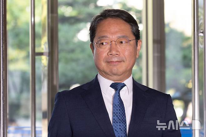 [서울=뉴시스] 황준선 기자 = 김승원 법무부 장관 후보자가 3일 오전 서울 종로구 적선현대빌딩에 마련된 인사청문 준비 사무실로 출근하고 있다. 2026.09.03. hwang@newsis.com