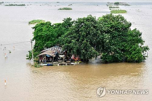 지난 3일(현지시간) 인도 북부 비하르주 강물이 불어난 모습 [AFP=연합뉴스 자료사진 제공]