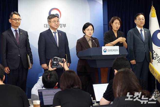 한성숙 국무총리가 3일 정부서울청사 브리핑룸에서 행정·공공기관 이전 및 공공기관 기능 개혁 관련 기자회견을 갖고 있다. 정부는 수도권 공공기관 350여 곳을 올해 4분기 안에 구체적인 이전계획을 공개하고, 내년부터 본격적인 이주 작업에 돌입한다고 밝혔다. 또 법무부, 성평등부 등 이전 제외기관으로 규정된 중앙부처들도 세종특별자치시로 옮기도록 법 개정을 추진하기로 했다. 또 대통령 세종집무실을 2029년 8월 세종에 건립하고, 국회 세종의사당을 2033년 완공하겠다는 기존 방침도 재확인했다. 황진환 기자