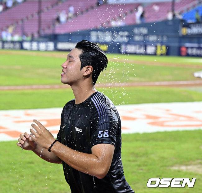 [OSEN=잠실, 이대선 기자] LG는 3일 서울 잠실야구장에서 열린 2026 신한 SOL KBO리그 정규시즌 두산과의 경기에서 1-0으로 승리했다.경기 종료 후 첫 승을 거둔 LG 박시원이 동료들에게 축하 받고 있다. 2026.09.03 /sunday@osen.co.kr