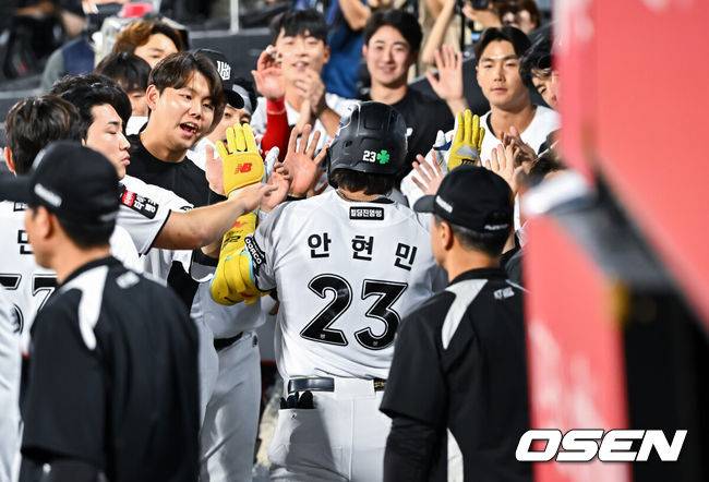 [OSEN=수원, 박준형 기자] 3일 오후 수원KT위즈 파크에서 2026 신한 SOL KBO리그 KT 위즈와 한화 이글스의 경기가 진행됐다.이날 KT는 고영표를, 한화는 왕옌청을 선발투수로 내세웠다.3회말 2사 KT 안현민이 솔로홈런을 날리고 동료들의 축하를 받고 있다.    2026.09.03 / soul1014@osen.co.kr