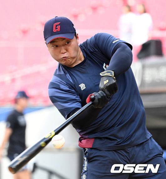 [OSEN=광주, 이대선 기자] 26일 광주-기아 챔피언스필드에서 2026 신한 SOL KBO리그 KIA 타이거즈와 롯데 자이언츠의 경기가 열렸다.이날 KIA는 황동하, 롯데는 로드리게스를 선발로 내세웠다.경기에 앞서 롯데 한동희가 타격훈련을 하고 있다. 2026.08.26 /sunday@osen.co.kr