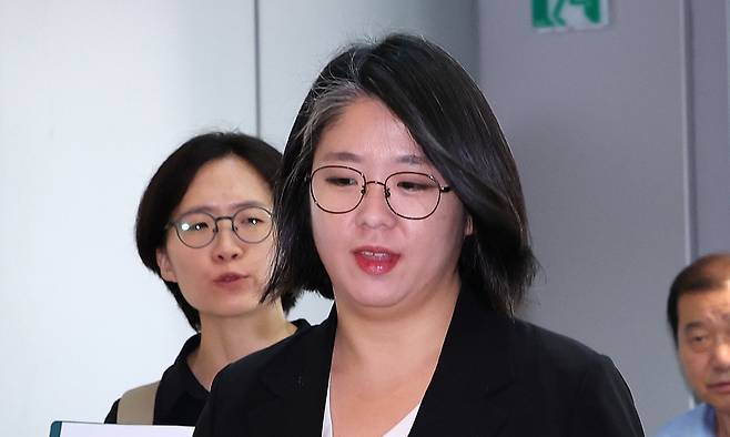 용혜인 성평등가족부 장관 후보자가 3일 오전 서울 서대문구 한국청소년활동진흥원에 마련된 인사청문회 준비 사무실로 출근하던 중 진보 성향 단체인 ‘미래당’ 관계자들로부터 사퇴 요구를 받고 있다. 뉴스1