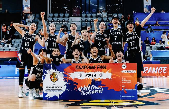 한국 여자농구대표팀이 4일(한국시간) 베를린서 개막하는 FIBA 월드컵 본선 여정을 시작한다. 부상으로 빠진 센터 박지수(7번)의 공백을 메우는 게 관건이다. 사진제공ㅣFIBA