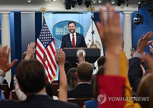 질문받는 밴스 부통령 [EPA=연합뉴스. 재판매 및 DB 금지]