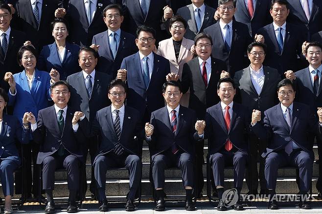 22대 국회 후반기 정기국회 개원 기념 단체사진 [연합뉴스 자료사진]