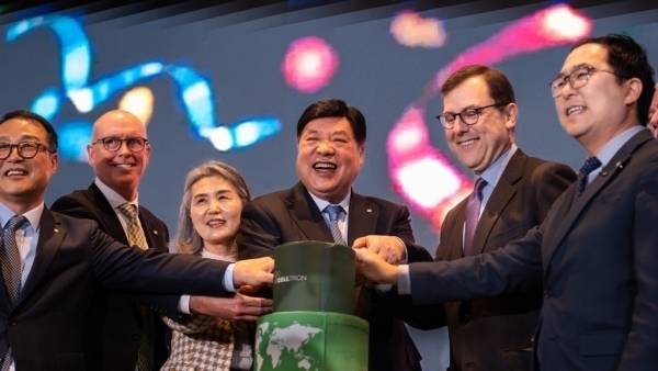 (사진 왼쪽부터) 기우성 셀트리온 부회장, 토드 윙지 셀트리온 브랜치버그 대표이사, 박경옥 셀트리온홀딩스 수석 부회장, 서정진 셀트리온그룹 회장, 토마스 킨 주니어 연방 뉴저지 하원의원, 앤디 김 연방 뉴저지 상원의원이 미국 브랜치버그 생산시설 개소식에서 기념사진을 촬영하고 있다./사진=셀트리온