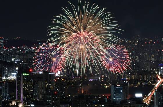 서울세계불꽃축제 2026을 하루 앞둔 지난 4일 서울 여의도 주변으로 전야제 불꽃이 밤하늘에 빛나고 있다. 〈사진=연합뉴스〉