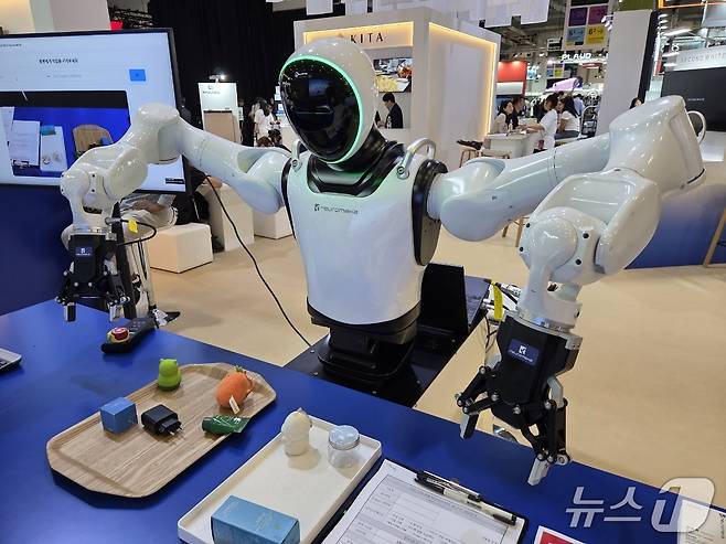 국내 로봇 기업 뉴로메카가 5일(현지시간) 독일 베를린에서 열린 'IFA 2026' 전시관에서 여러 개의 로봇팔을 활용해 작업하는 휴머노이드형 로봇을 선보이고 있다.2026. 9. 5/뉴스1 황진중 기자