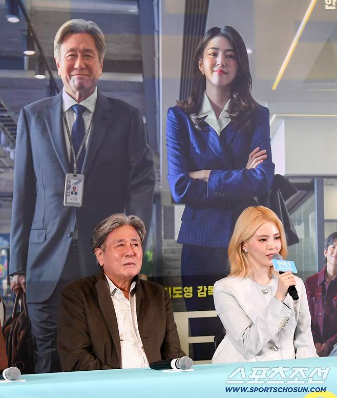 영화 '인턴' 언론배급시사회가 4일 서울 용산구 한강로동 CGV용산아이파크몰에서 열렸다. 최민식, 한소희가 인터뷰를 하고 있다. 용산=박재만 기자 pjm@sportschosun.com/2026.09.04/