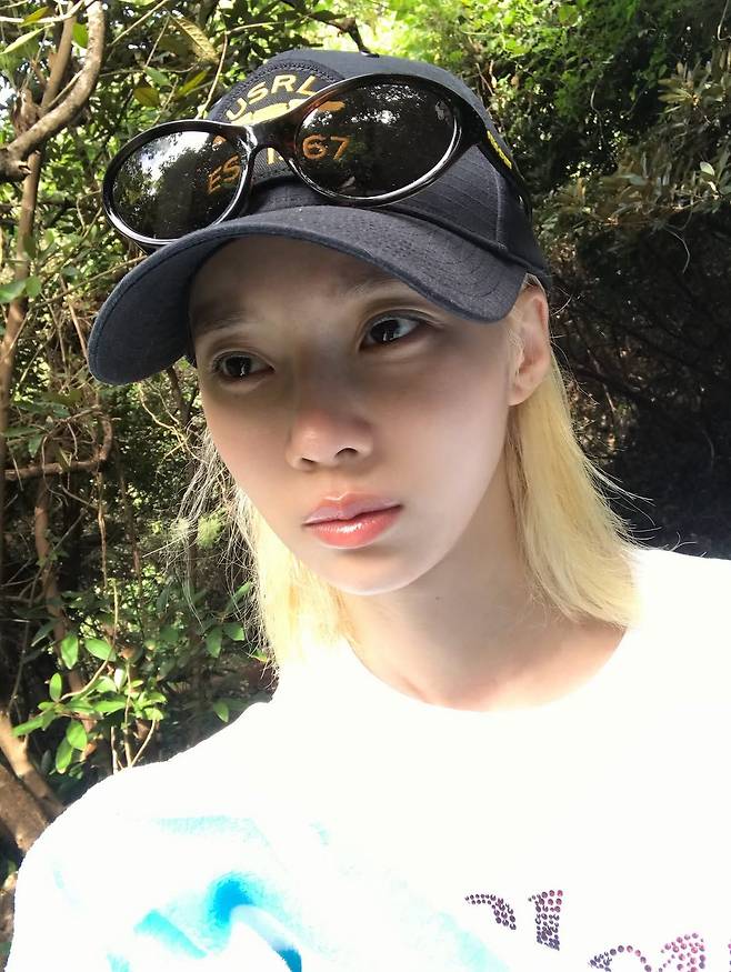피부를 깨끗하게 살린 뒤, 도톰한 입술에 투명한 글로시 립만 더한 윈터ㅣ 인스타그램 @imwinter