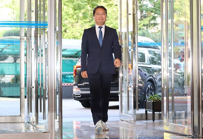 김승원 법무부장관 후보자가 3일 서울 종로구 적선현대빌딩에 마련된 인사청문회 준비 사무실로 출근하고 있다.연합뉴스