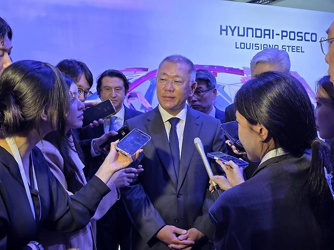 정의선 현대자동차그룹 회장이 4일(현지 시간) 미국 루이지애나주 도널드슨빌에서 열린 ‘현대제철-포스코 루이지애나(HPLS) 전기로 제철소’ 기공식 직후 취재진 질문을 듣는 모습. 도널드슨빌=공동 취재단