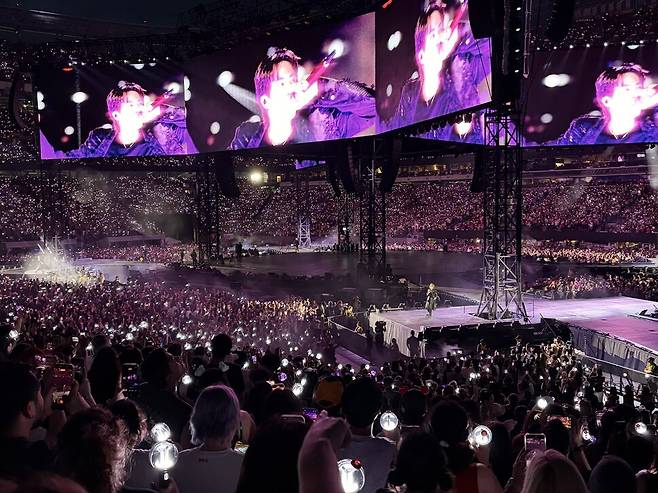 A recusa do BTS em submeter músicas ao Grammy Awards é um ato que sinaliza a necessidade de desafiar preconceitos ocidentalizados e desmantelar sua natureza centrípeta, não apenas na música popular, mas também em outros campos. O BTS se apresentará no MetLife Stadium, em Nova Jersey, EUA, no dia 1º de agosto de 2026, com a turnê mundial Arirang. (Yonhap News)