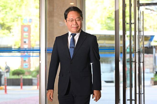 김승원 법무부 장관 후보자가 3일 오전 서울 종로구에 마련된 법무부 장관 후보자 사무실에 출근하고 있다. 장련성 기자