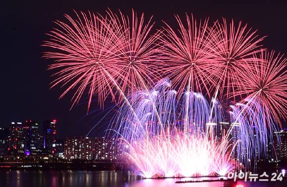 작년 9월 27일 서울 여의도 한강공원 일대에서 열린 '한화와 함께하는 서울세계불꽃축제 2025'에서 화려한 불꽃들이 밤 하늘을 수놓고 있다. [사진=정소희 기자]