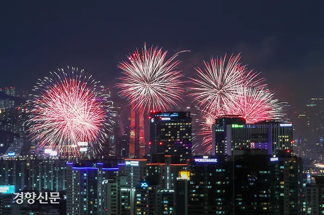 2022년 10월 8일 서울 여의도 한강공원 일대에서 ‘서울세계불꽃축제’가 열리고 있다. 한수빈 기자 subinhann@kyunghyang.com