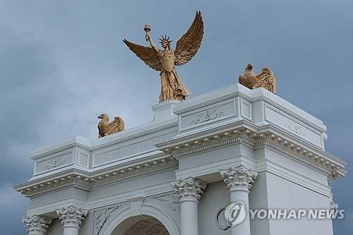 도널드 트럼프 미국 대통령이 제안한 개선문 모형. 로이터연합뉴스