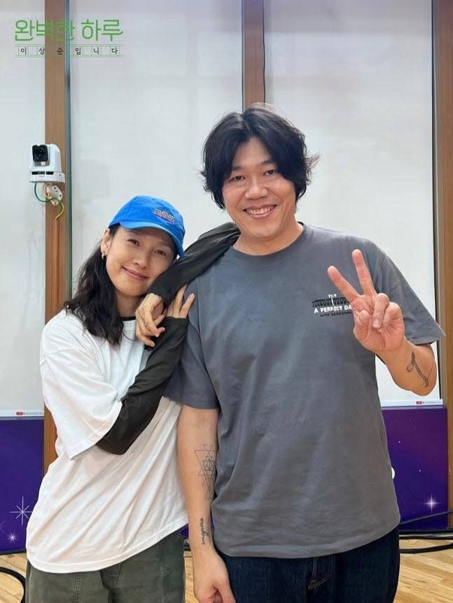 이상순(오른쪽)과 아내 이효리. [‘완벽한 하루 이상순입니다’ SNS]