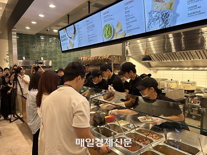 취재진의 주문에 맞춰 음식을 준비하는 직원들. [변덕호 기자]