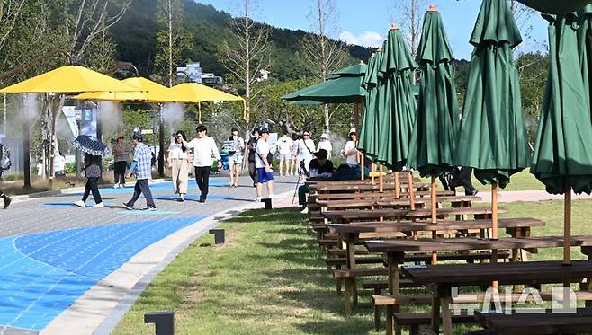 [여수=뉴시스] 이현행 기자 = 5일 오후 전남광주 여수시 돌산읍 진모지구에서 개막한 2026 여수세계섬박람회장의 파라솔이 접혀있다.  2026.09.05. lhh@newsis.com 02026.09.05. lhh@newsis.com