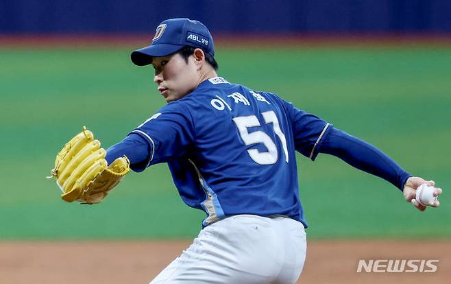 [서울=뉴시스] 김진아 기자 = 25일 서울 구로구 고척스카이돔에서 열린 2024 KBO리그 NC 다이노스와 키움 히어로즈의 경기, NC 선발 이재학이 역투하고 있다. 2024.06.25. bluesoda@newsis.com