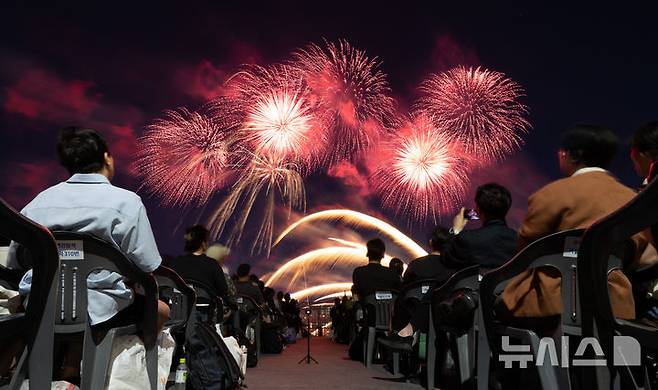 [서울=뉴시스] 김명년 기자 = 5일 서울 여의도 한강공원 일대에서 열린 '서울세계불꽃축제 2026'에서 화려한 불꽃이 밤하늘을 수놓고 있다. 2026.09.05. kmn@newsis.com