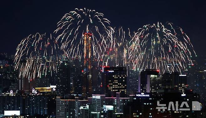 [서울=뉴시스] 전신 기자 = 5일 서울 여의도 한강공원 일대에서 열린 서울세계불꽃축제 2026에서 화려한 불꽃이 밤하늘을 수놓고 있다. 2026.09.05. photo1006@newsis.com