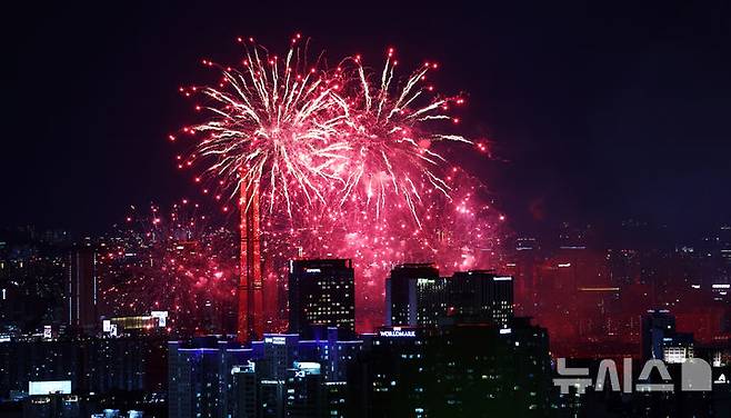 [서울=뉴시스] 전신 기자 = 5일 서울 여의도 한강공원 일대에서 열린 '서울세계불꽃축제 2026'에서 화려한 불꽃이 밤하늘을 수놓고 있다. 2026.09.05. photo1006@newsis.com
