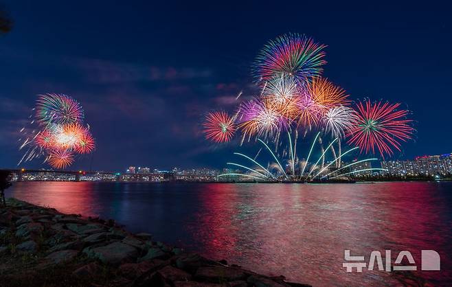 [서울=뉴시스] 김명년 기자 = 5일 서울 여의도 한강공원 일대에서 열린 '서울세계불꽃축제 2026'에서 화려한 불꽃이 밤하늘을 수놓고 있다. 2026.09.05. kmn@newsis.com