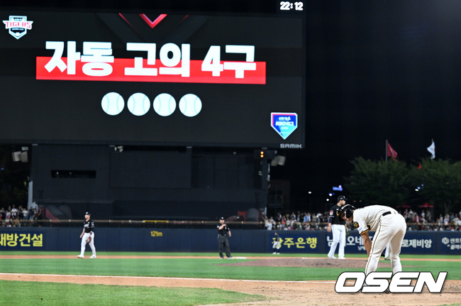 [OSEN=광주, 이대선 기자] 4일 광주-기아 챔피언스필드에서 2026 신한 SOL KBO리그 KIA 타이거즈와 KT 위즈의 경기가 열렸다.이날 KIA는 배제성, KT는 올러를 선발로 내세웠다.9회말 2사 3루에서 KIA 김도영이 고의4구로 출루하고 있다. 2026.09.04 /sunday@osen.co.kr