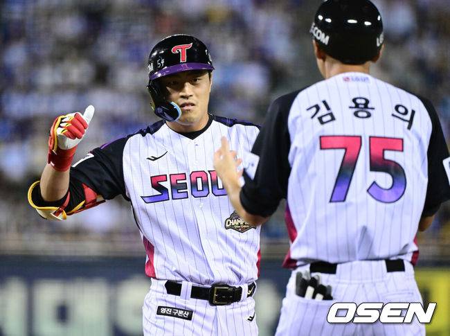 [OSEN=잠실, 조은정 기자]4일 서울 잠실야구장에서 KBO리그 LG 트윈스와 삼성 라이온즈의 경기가 열렸다.이날 LG는 카라스코를 삼성은 페덱을 선발로 내세웠다.6회말 2사 1,2루에서 LG 천성호가 역전 적시타를 날린 뒤 세리머니를 하고 있다. 2026.09.04 /cej@osen.co.kr