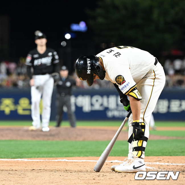 [OSEN=광주, 이대선 기자] 4일 광주-기아 챔피언스필드에서 2026 신한 SOL KBO리그 KIA 타이거즈와 KT 위즈의 경기가 열렸다.이날 KIA는 배제성, KT는 올러를 선발로 내세웠다.8회말 무사 1루에서 KIA 김도영이 볼넷을 얻어내고 있다. 2026.09.04 /sunday@osen.co.kr